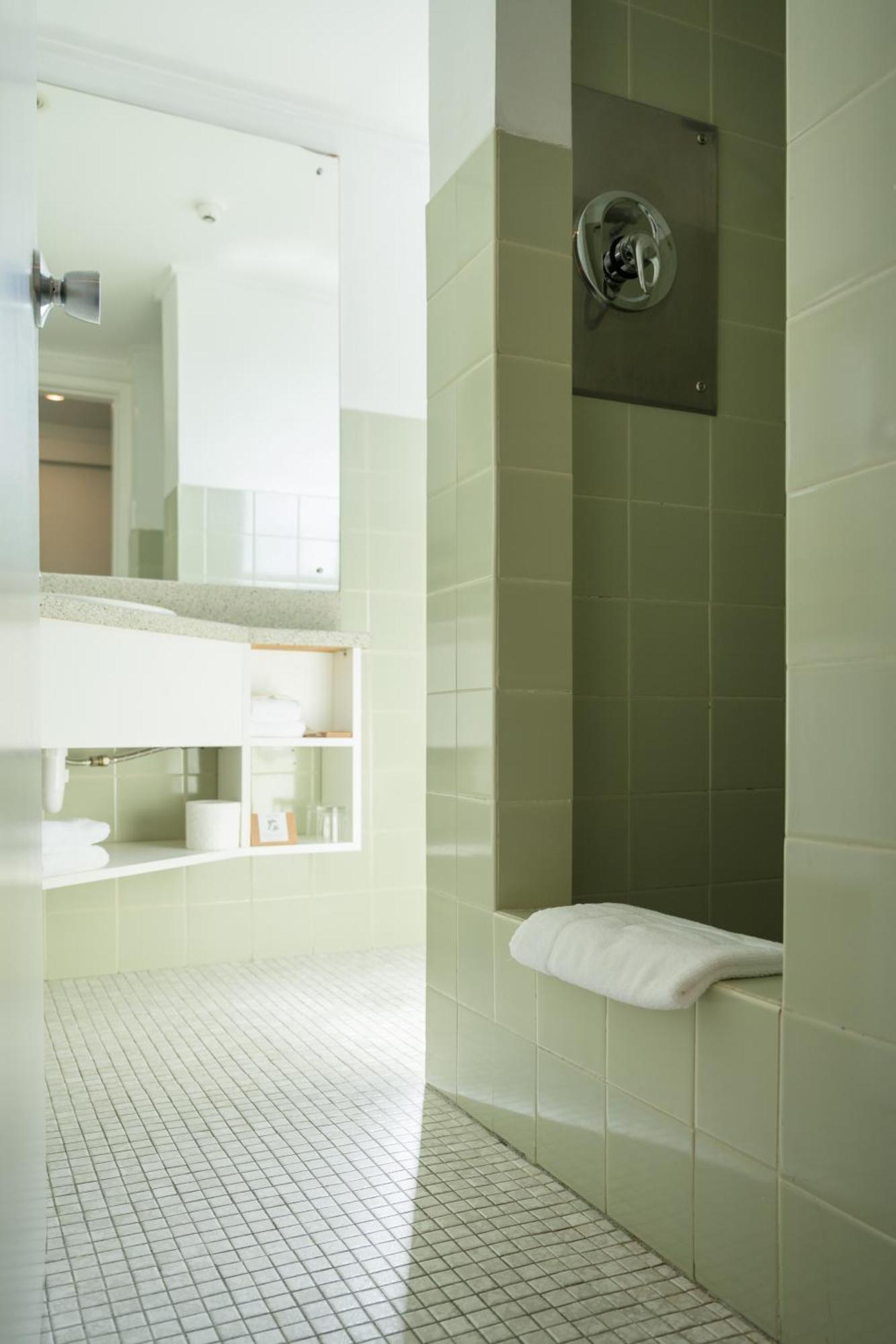 Bay Plaza Hotel Уелингтън Екстериор снимка