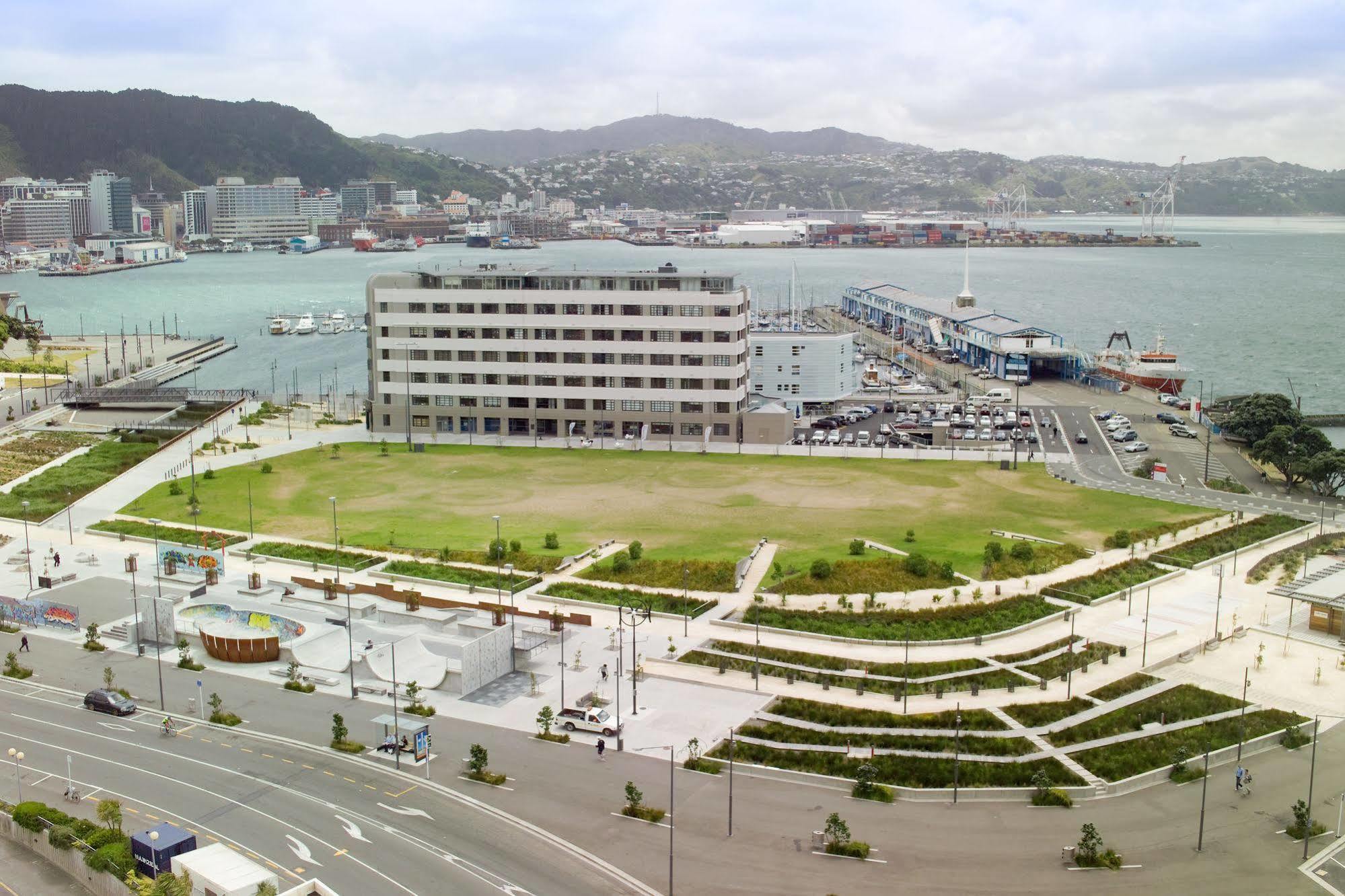 Bay Plaza Hotel Уелингтън Екстериор снимка