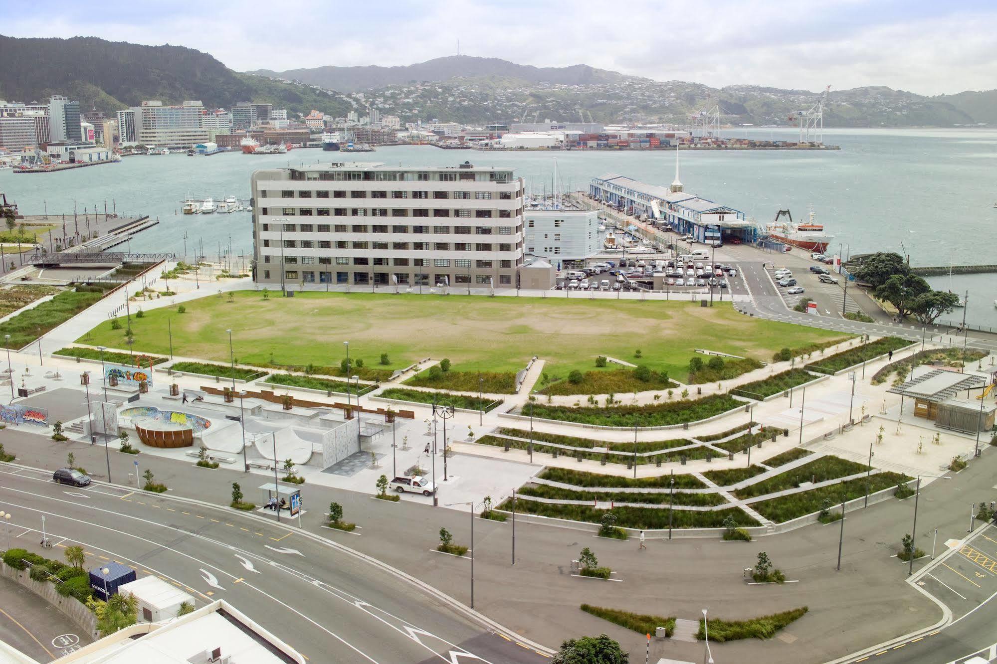 Bay Plaza Hotel Уелингтън Екстериор снимка