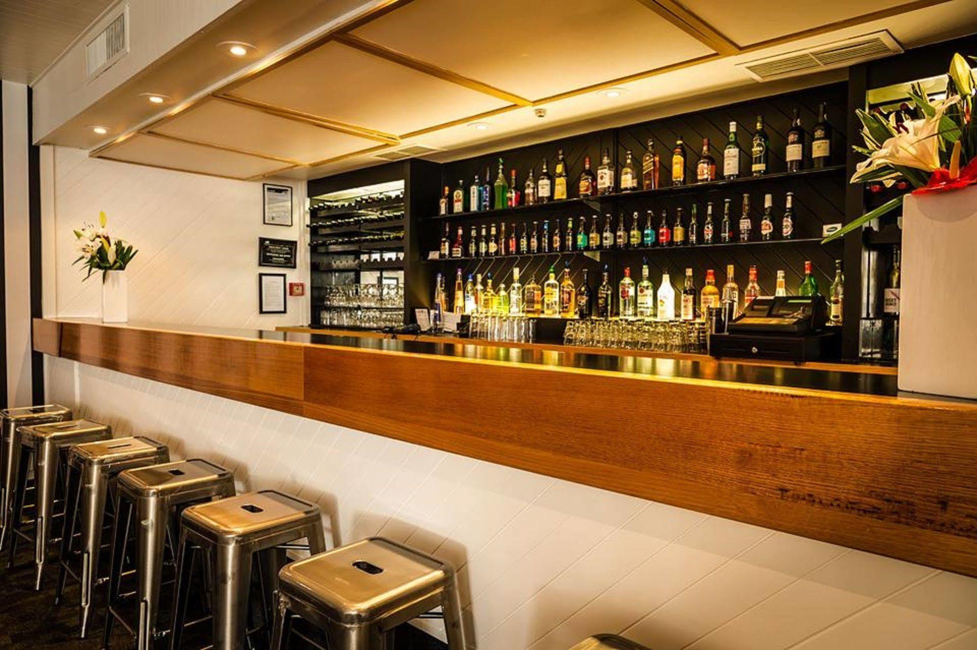 Bay Plaza Hotel Уелингтън Екстериор снимка