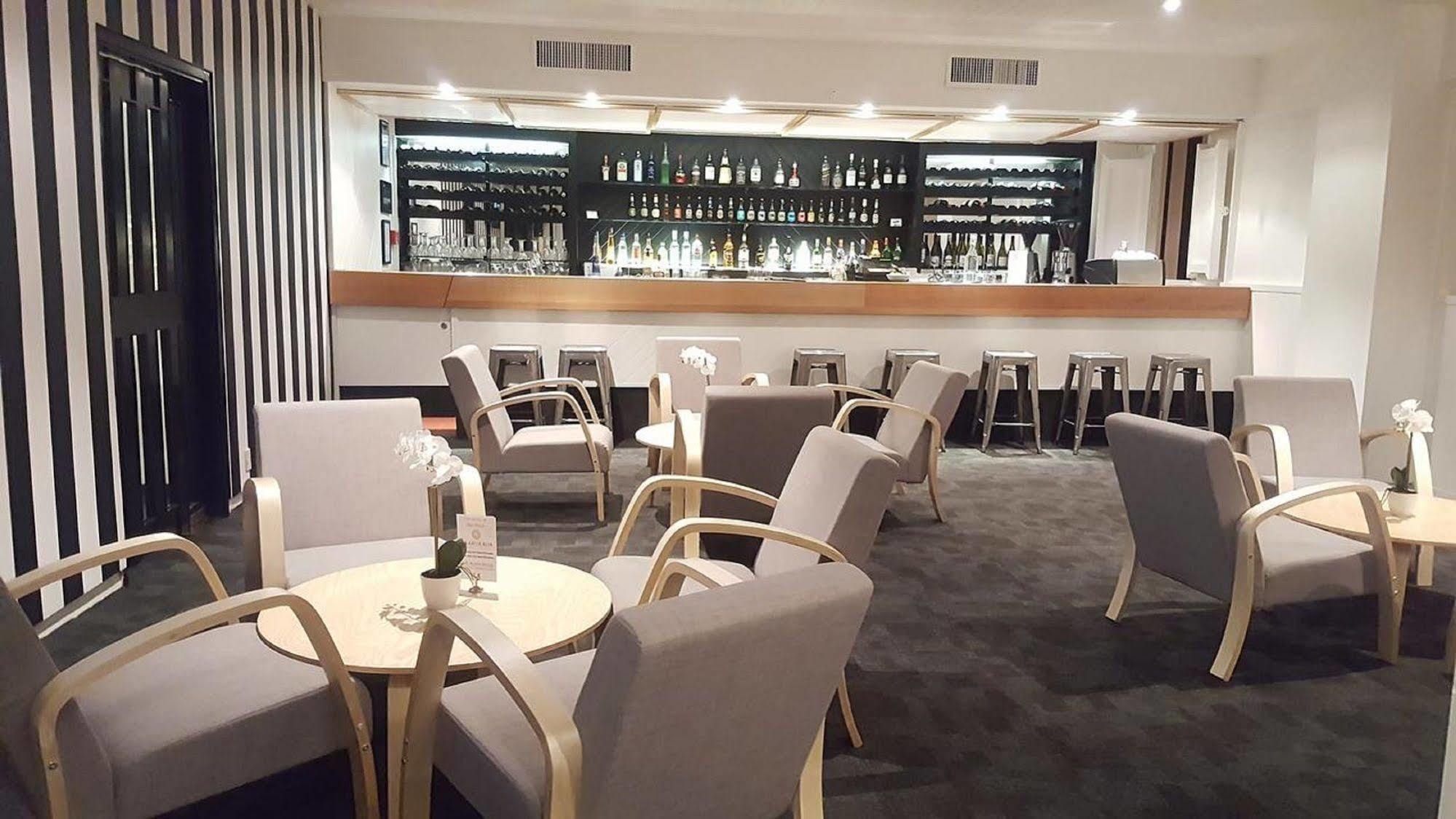 Bay Plaza Hotel Уелингтън Екстериор снимка